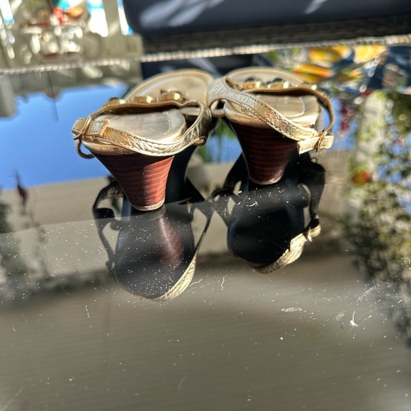 Lilly Pulitzer Gold and Black Sandals with T-Strap Embellishments - Picture 2 of 4